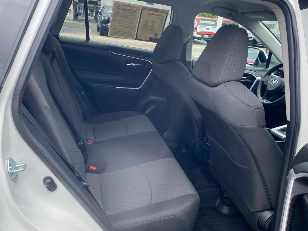 Used 2021 Toyota RAV4 XLE FWD image 16