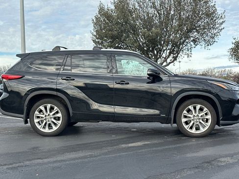 Used 2022 Toyota Highlander Limited image 3