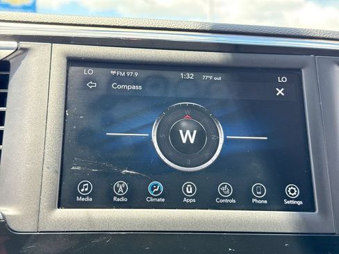 Used 2018 Chrysler Pacifica Touring-L FWD image 18