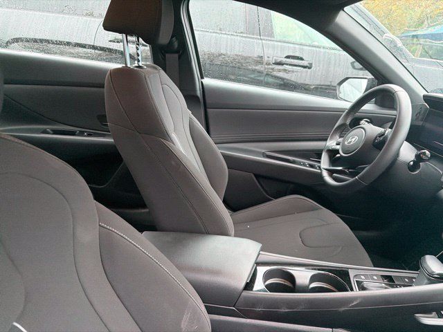 Used 2025 Hyundai Elantra SEL FWD image 15