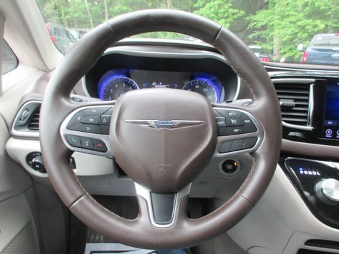Used 2017 Chrysler Pacifica Touring-L FWD image 11