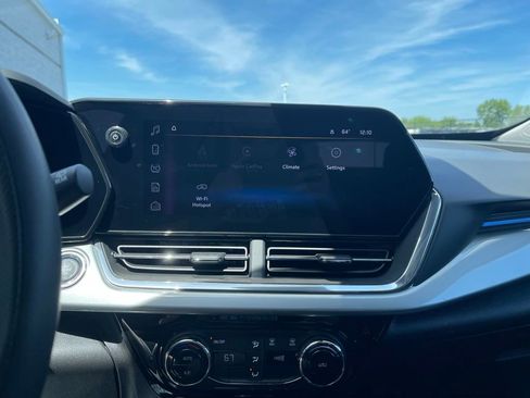 Used 2025 Chevrolet Trax LT FWD image 20