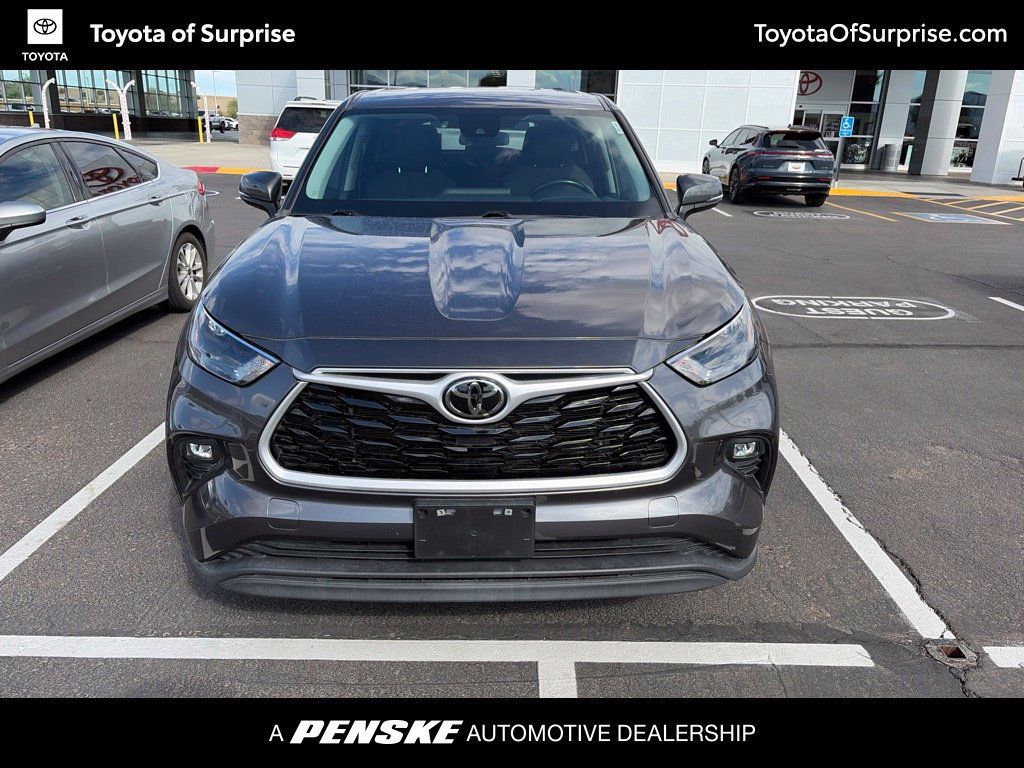 Used 2023 Toyota Highlander LE AWD/4WD image 1