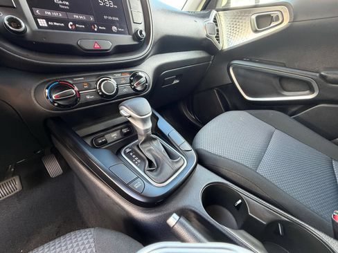 Used 2025 Kia Soul LX w/ LX Technology Package FWD image 39
