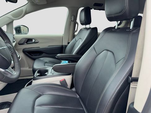 Used 2024 Chrysler Pacifica Touring-L FWD image 8