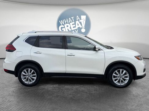Used 2018 Nissan Rogue SV image 2