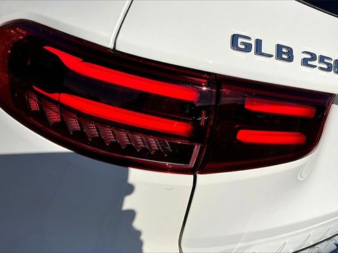 Used 2025 Mercedes-Benz GLB 250 4MATIC image 32