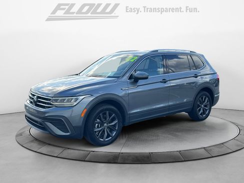 Used 2022 Volkswagen Tiguan SE w/ Panoramic Sunroof Package image 3