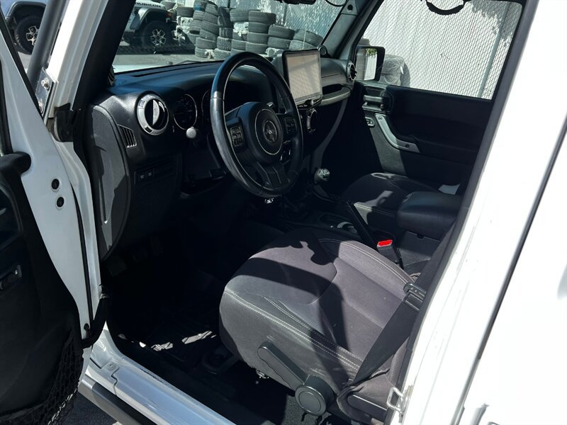 Used 2013 Jeep Wrangler Unlimited Rubicon w/ Connectivity Group AWD/4WD image 17