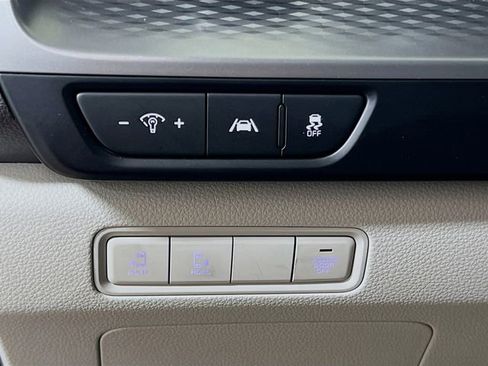 Certified 2024 Kia Carnival LX image 10