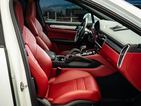 Certified 2023 Porsche Cayenne Platinum Edition image 23