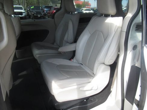 Used 2021 Chrysler Pacifica Touring-L FWD image 18