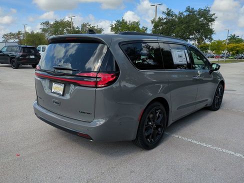 New 2025 Chrysler Pacifica Limited FWD image 5