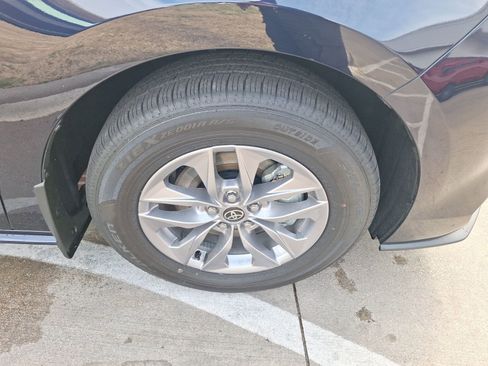 Used 2025 Toyota Sienna XLE image 11