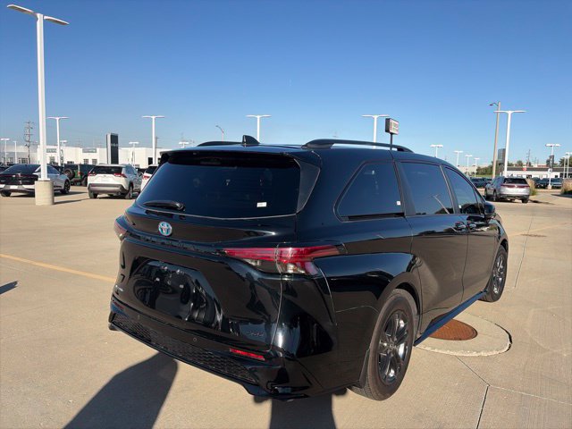 Used 2025 Toyota Sienna XSE AWD/4WD image 7
