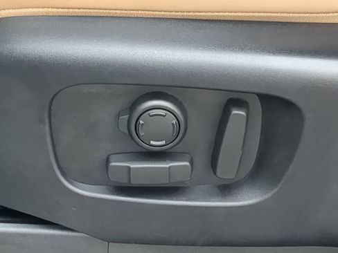 Used 2025 Land Rover Discovery Dynamic SE image 18