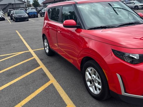 Used 2025 Kia Soul LX w/ LX Technology Package FWD image 3