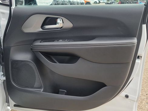 New 2027 Chrysler Pacifica Select FWD image 8