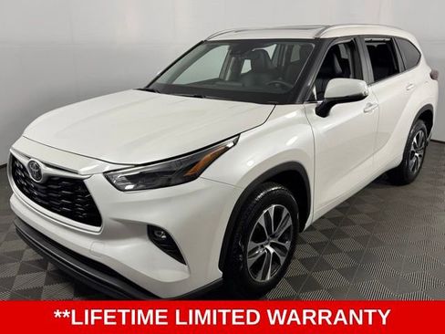 Used 2025 Toyota Highlander XLE FWD image 3