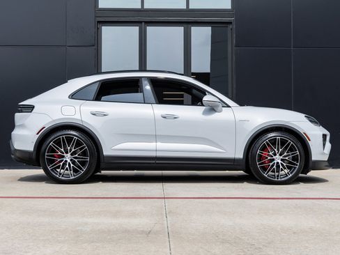 New 2025 Porsche Macan 4S Electric image 12