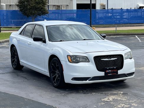 Used 2019 Chrysler 300 Touring w/ Sport Appearance Package RWD image 3