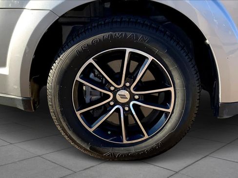 Used 2019 Dodge Journey SE w/ Blacktop Package FWD image 11