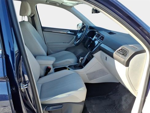 Used 2023 Volkswagen Tiguan SE w/ Panoramic Sunroof Package image 15