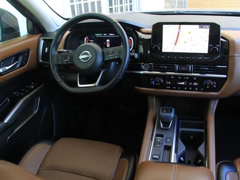 Used 2024 Nissan Pathfinder Platinum FWD image 9
