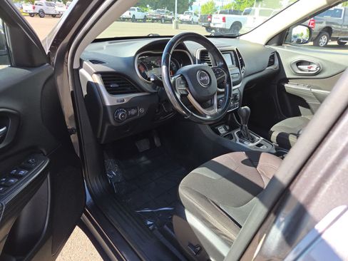 Used 2016 Jeep Cherokee Latitude w/ Comfort/Convenience Group FWD image 10