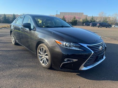 Used 2016 Lexus ES 300h w/ Luxury Package w/Wood Trim image 6