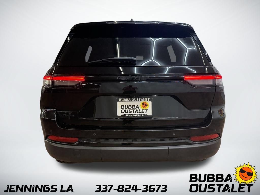 Used 2023 Jeep Grand Cherokee Altitude AWD/4WD image 4
