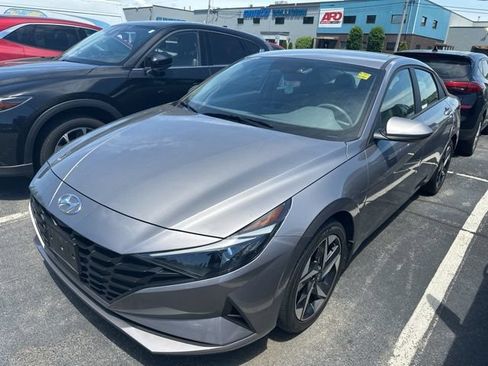 Used 2023 Hyundai Elantra SEL w/ Convenience Package FWD image 3