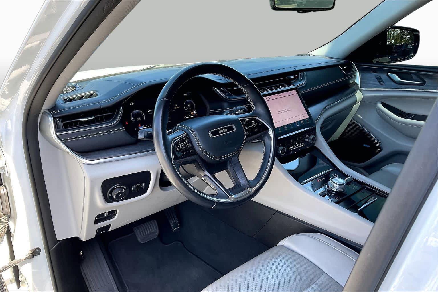 Used 2022 Jeep Grand Cherokee L Overland w/ Luxury Tech Group IV AWD/4WD image 17