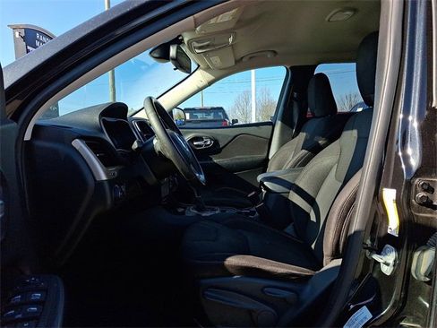 Used 2015 Jeep Cherokee Latitude w/ Cold Weather Group image 10