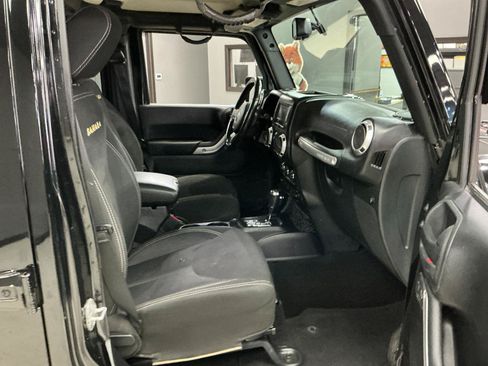 Used 2015 Jeep Wrangler Unlimited Sahara w/ Connectivity Group AWD/4WD image 23