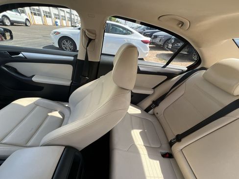 Used 2018 Volkswagen Jetta SE FWD image 3