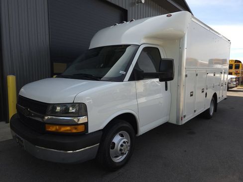 Used 2018 Chevrolet Express 3500 w/ Driver Convenience Package RWD image 2