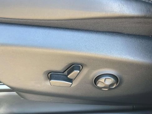 Used 2025 Chrysler Pacifica Premium FWD image 30
