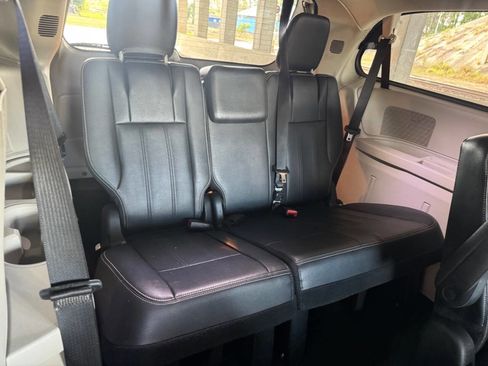 Used 2016 Chrysler Town & Country Touring image 12
