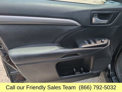 Used 2017 Toyota Highlander SE w/ Carpet Mat Package AWD/4WD image 12