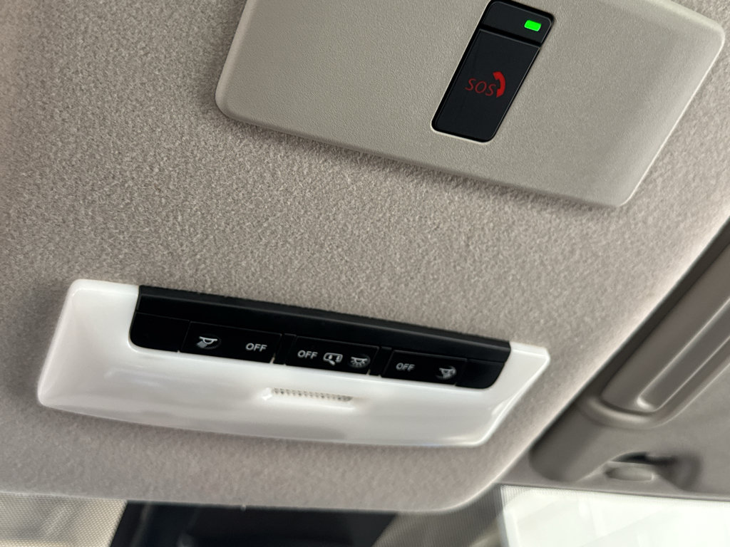 Used 2024 Nissan Versa SR FWD image 31