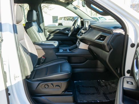 Used 2024 GMC Yukon SLT w/ SLT Luxury Package image 10