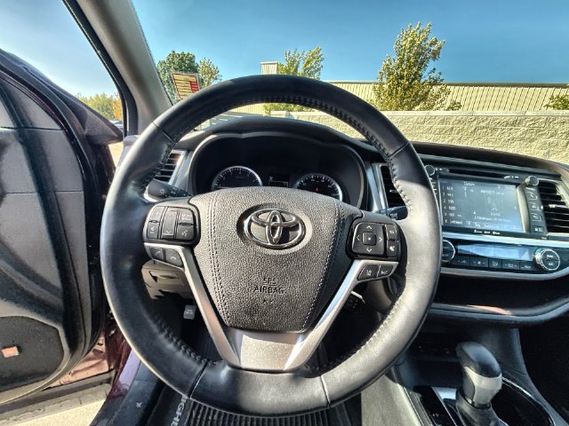 Used 2017 Toyota Highlander Limited Platinum AWD/4WD image 14