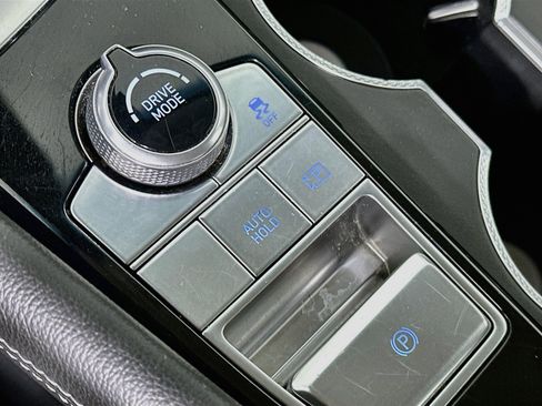 Used 2025 Genesis G70 2.5T RWD image 25
