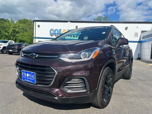 Used 2021 Chevrolet Trax LT w/ Premium Seat Package AWD/4WD image 2