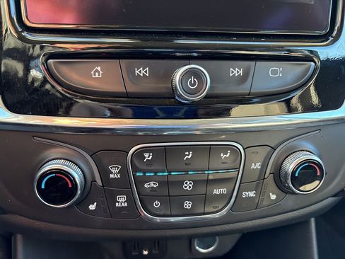 Used 2020 Chevrolet Traverse LT image 16