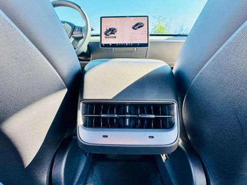 Used 2022 Tesla Model Y Long Range AWD/4WD image 27
