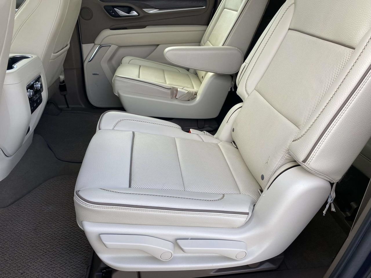 Used 2022 GMC Yukon XL Denali w/ Denali Ultimate Package AWD/4WD image 10