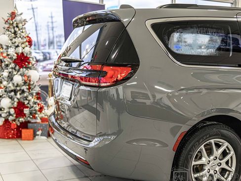 Used 2022 Chrysler Pacifica Touring image 13