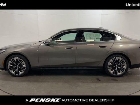 Used 2025 BMW 530i w/ Premium Package image 5